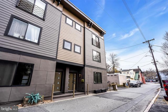 10 MCCREADY ALY, Lambertville, NJ 08530