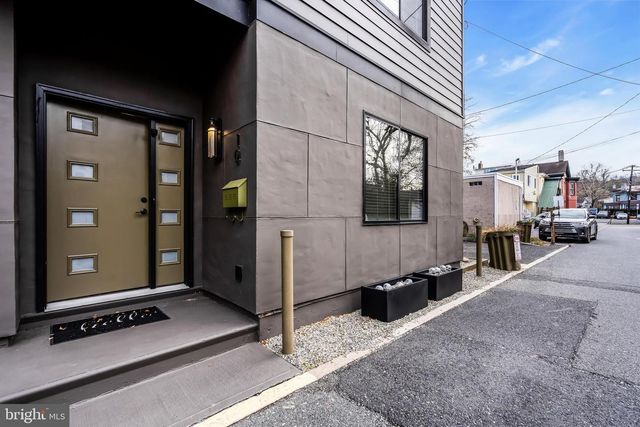 10 MCCREADY ALY, Lambertville, NJ 08530