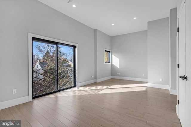 10 MCCREADY ALY, Lambertville, NJ 08530