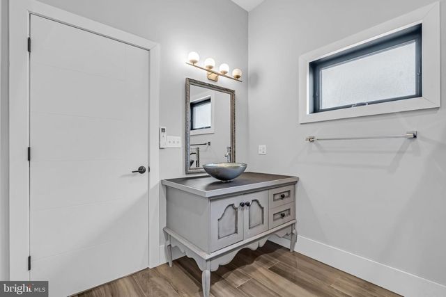 10 MCCREADY ALY, Lambertville, NJ 08530