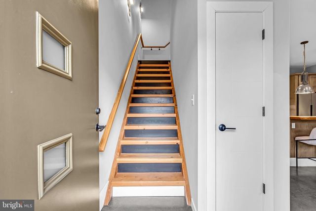 10 MCCREADY ALY, Lambertville, NJ 08530