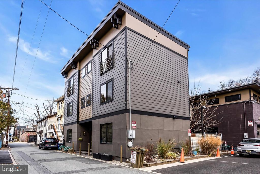 10 MCCREADY ALY, Lambertville, NJ 08530