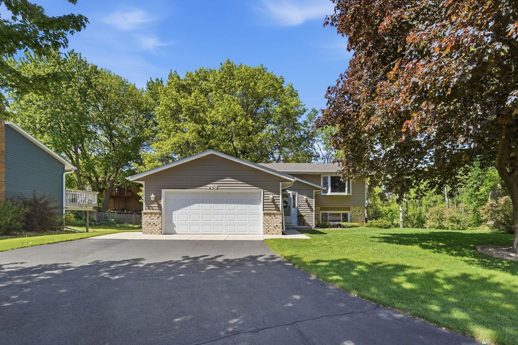 783 Bur Oak Court, Vadnais Heights, MN 55127