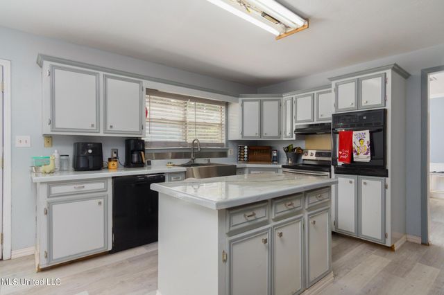 101 Pinewood Drive, Hattiesburg, MS 39402