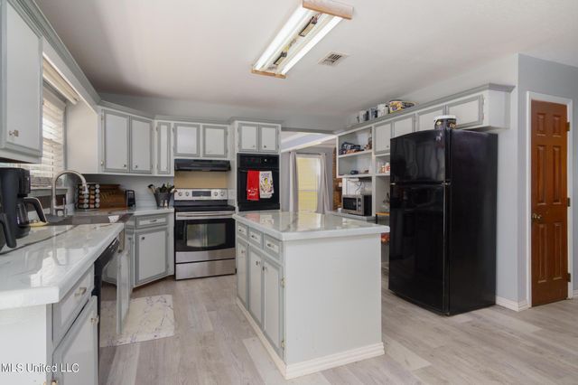 101 Pinewood Drive, Hattiesburg, MS 39402
