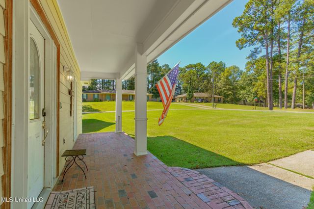 101 Pinewood Drive, Hattiesburg, MS 39402