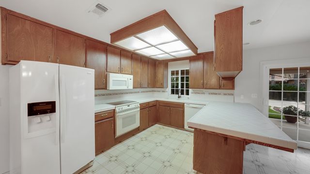 2113 E Paradise Avenue, Visalia, CA 93292