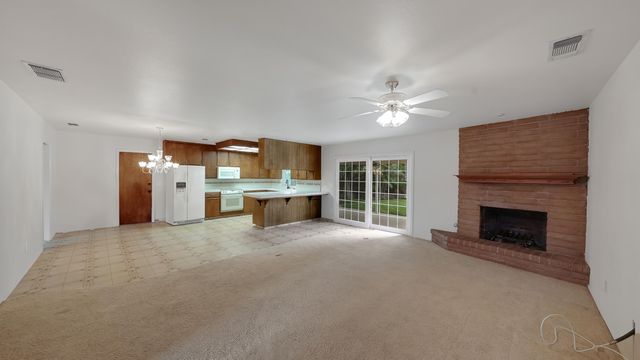 2113 E Paradise Avenue, Visalia, CA 93292