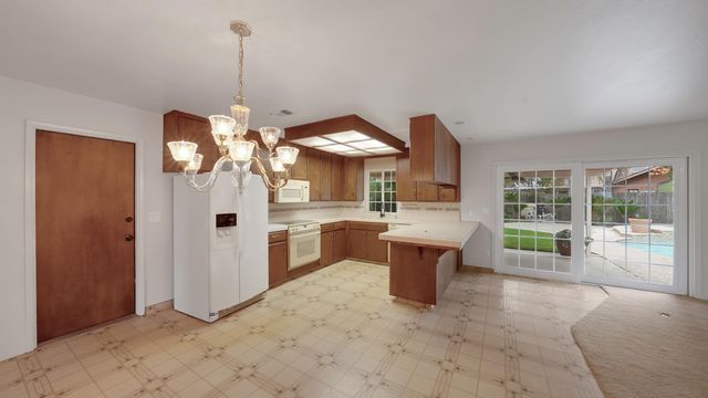 2113 E Paradise Avenue, Visalia, CA 93292