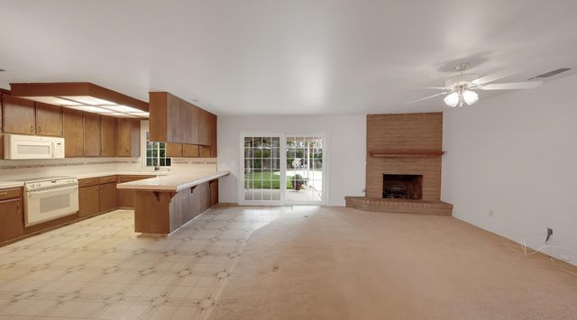 2113 E Paradise Avenue, Visalia, CA 93292