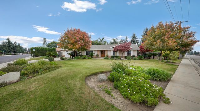 2113 E Paradise Avenue, Visalia, CA 93292