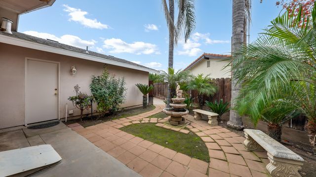 2113 E Paradise Avenue, Visalia, CA 93292