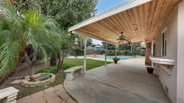 2113 E Paradise Avenue, Visalia, CA 93292