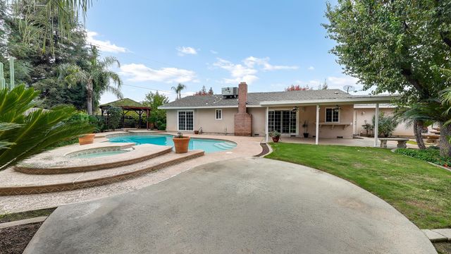 2113 E Paradise Avenue, Visalia, CA 93292