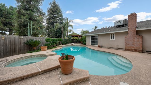 2113 E Paradise Avenue, Visalia, CA 93292