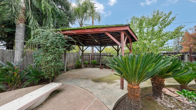 2113 E Paradise Avenue, Visalia, CA 93292