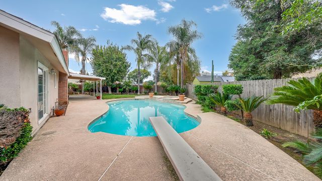 2113 E Paradise Avenue, Visalia, CA 93292