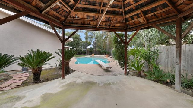 2113 E Paradise Avenue, Visalia, CA 93292