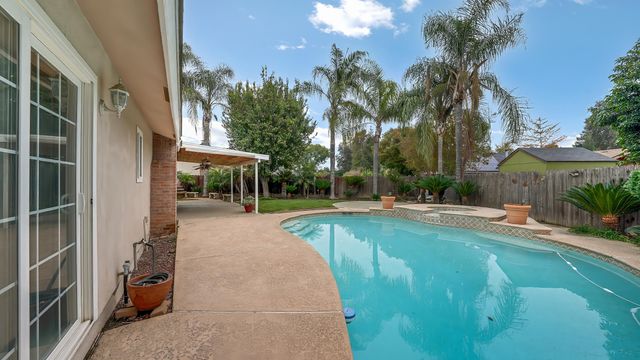 2113 E Paradise Avenue, Visalia, CA 93292