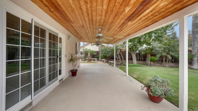 2113 E Paradise Avenue, Visalia, CA 93292