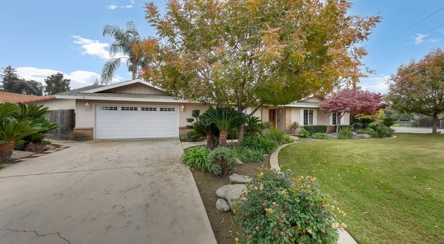 2113 E Paradise Avenue, Visalia, CA 93292