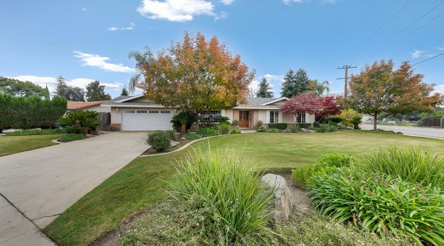 2113 E Paradise Avenue, Visalia, CA 93292