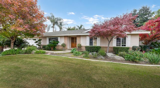 2113 E Paradise Avenue, Visalia, CA 93292