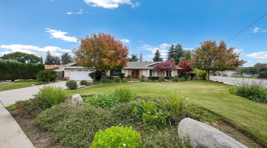 2113 E Paradise Avenue, Visalia, CA 93292