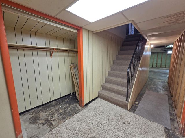 8226 Kooy Drive, Munster, IN 46321