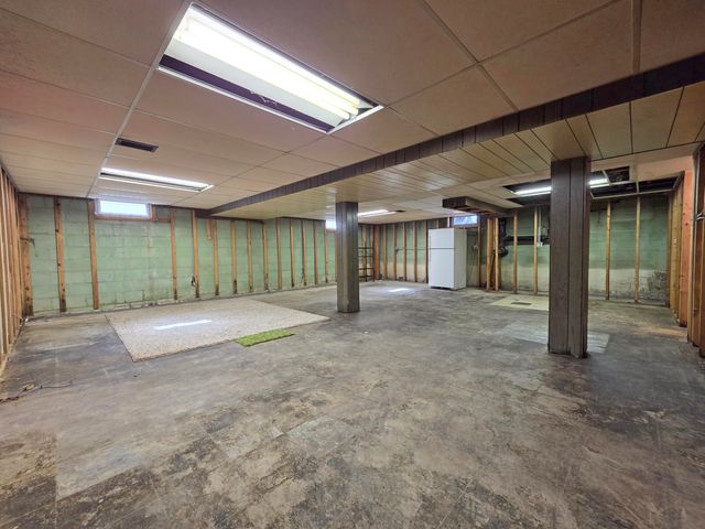 8226 Kooy Drive, Munster, IN 46321