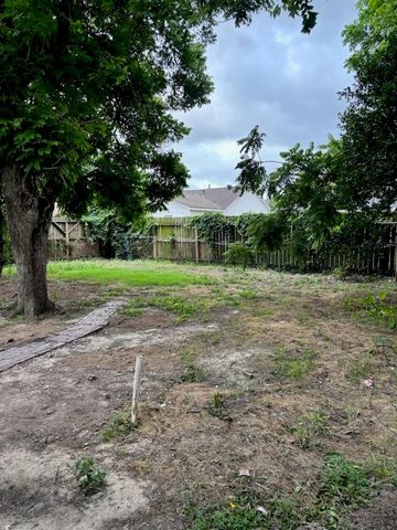 216 Burress Street, Houston, TX 77022