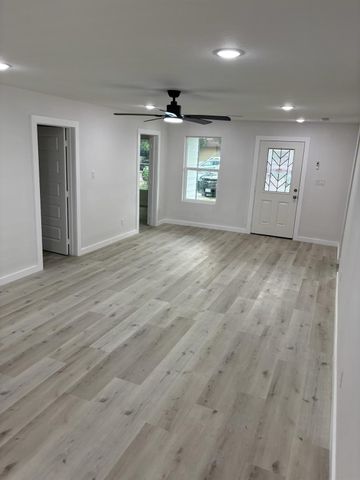 216 Burress Street, Houston, TX 77022