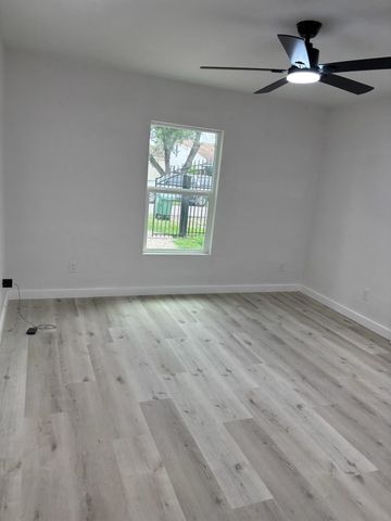 216 Burress Street, Houston, TX 77022
