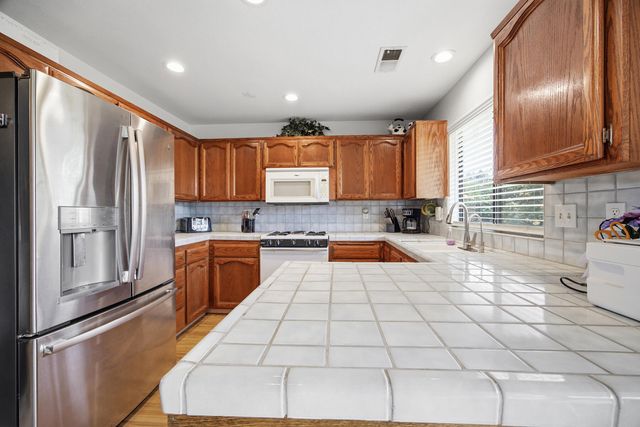 4918 W Chestnut Avenue, Visalia, CA 93277