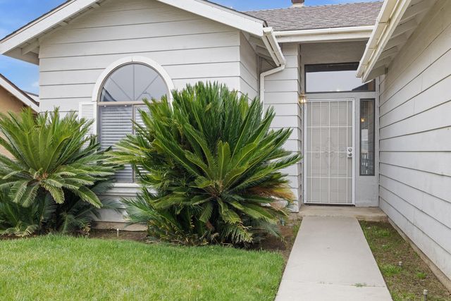 4918 W Chestnut Avenue, Visalia, CA 93277