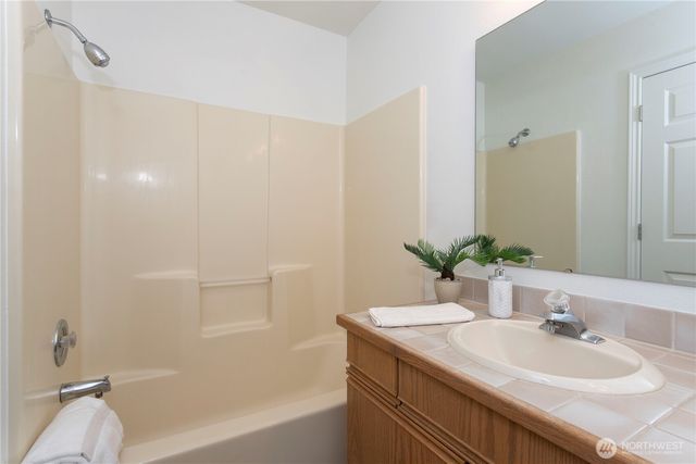 1712 SE Solomon Loop, Vancouver, WA 98683