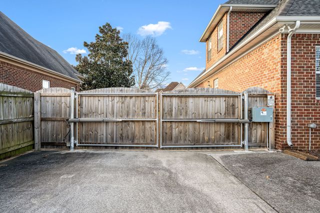 1460 Winterberry Dr, Murfreesboro, TN 37130