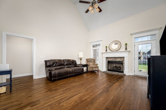 1460 Winterberry Dr, Murfreesboro, TN 37130