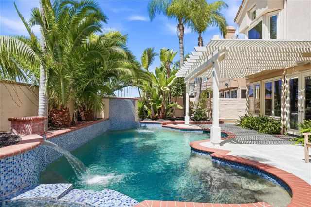 21171 Hillsdale Lane, Huntington Beach, CA 92646