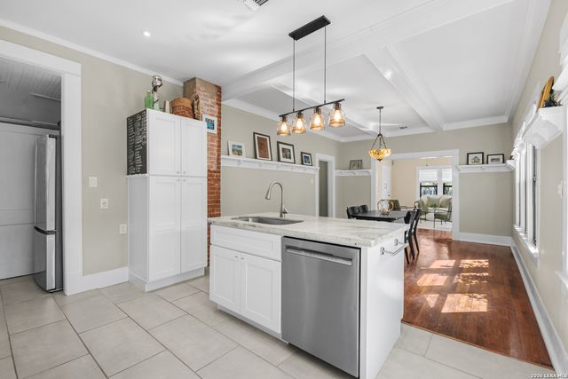 821 W CRAIG PL, San Antonio, TX 78212