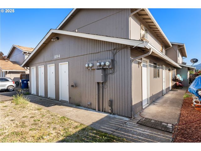 1180 R St, Springfield, OR 97477