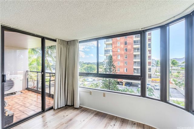 2724 Kahoaloha Lane 705, Honolulu, HI 96826