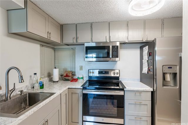 2724 Kahoaloha Lane 705, Honolulu, HI 96826