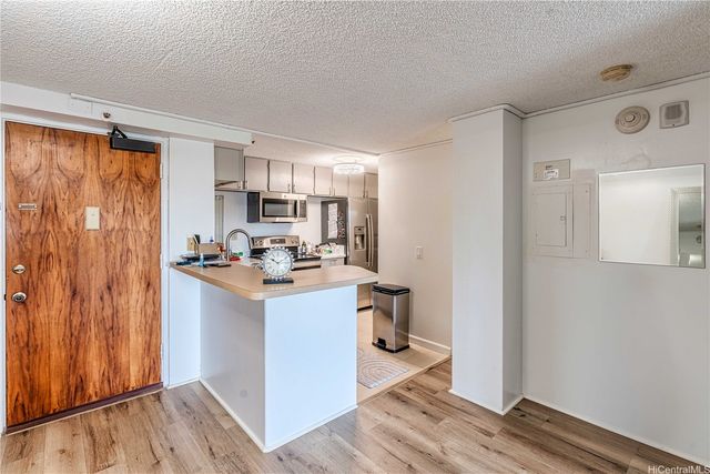 2724 Kahoaloha Lane 705, Honolulu, HI 96826