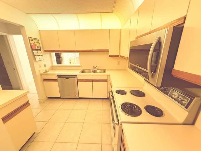 10062 Hickorywood Place, Boynton Beach, FL 33437