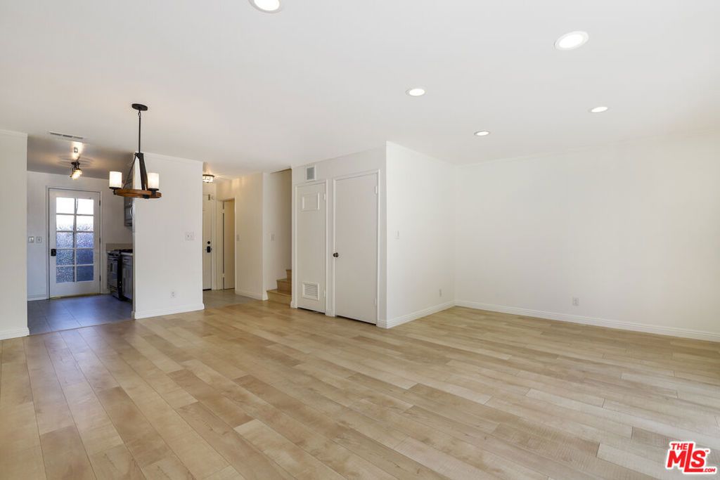 Image 14 of property listing at 11311 Tampa Avenue 30, Porter Ranch, CA 91326