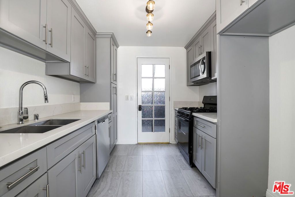 Image 17 of property listing at 11311 Tampa Avenue 30, Porter Ranch, CA 91326