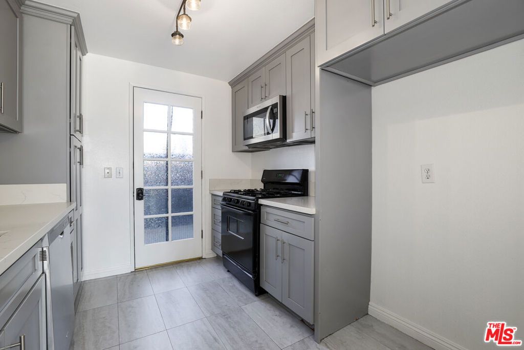 Image 19 of property listing at 11311 Tampa Avenue 30, Porter Ranch, CA 91326