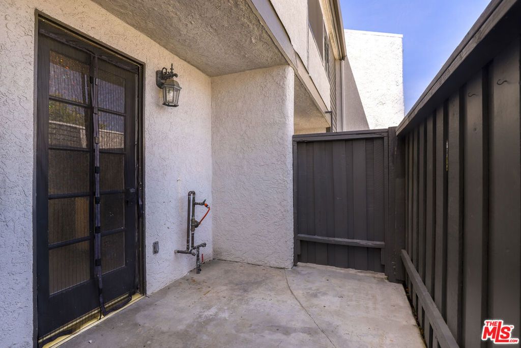 Image 33 of property listing at 11311 Tampa Avenue 30, Porter Ranch, CA 91326