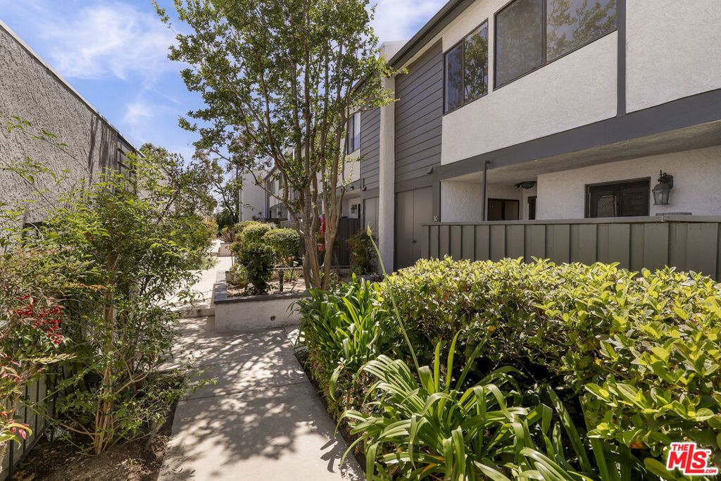 Image 4 of property listing at 11311 Tampa Avenue 30, Porter Ranch, CA 91326